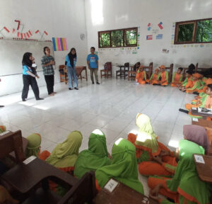 mr bob kampung inggris pare kediri mengajarIMG 2639